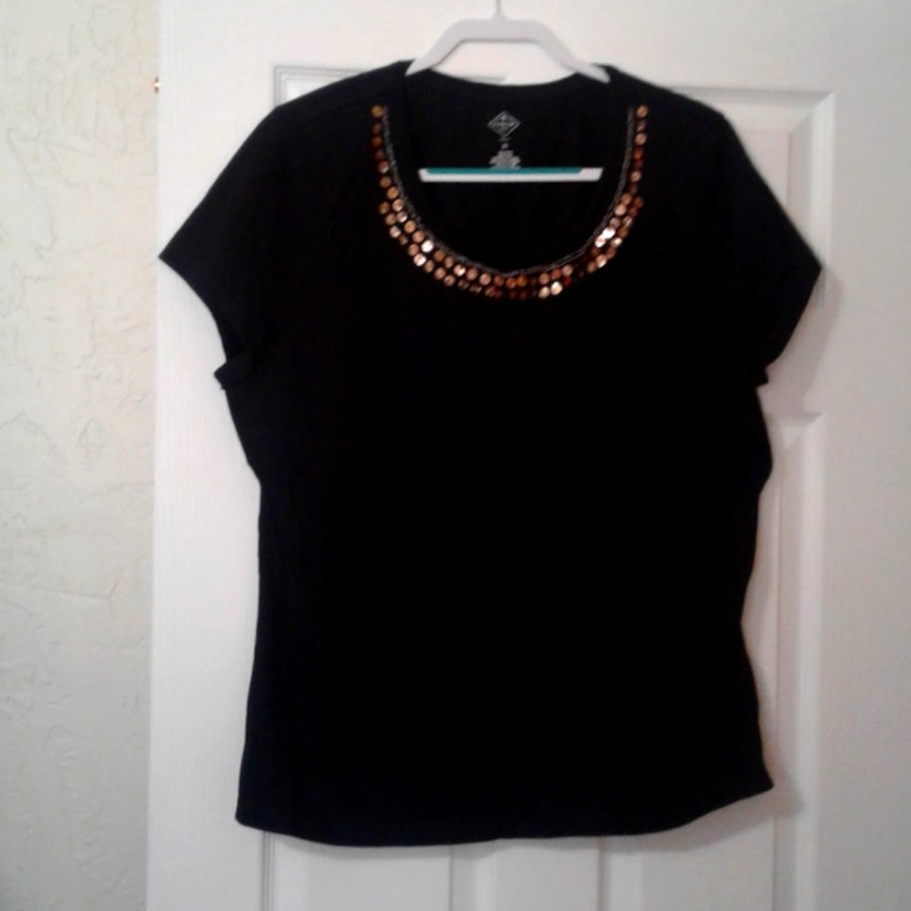 Ladies short sleeve shirt. Black with sequins.